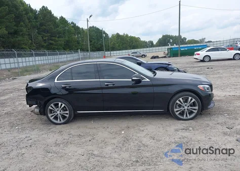 2015 Mercedes-Benz C 300 Luxury 4Matic z USA, uszkodzony, nr VIN 55SWF4KB6FU042101